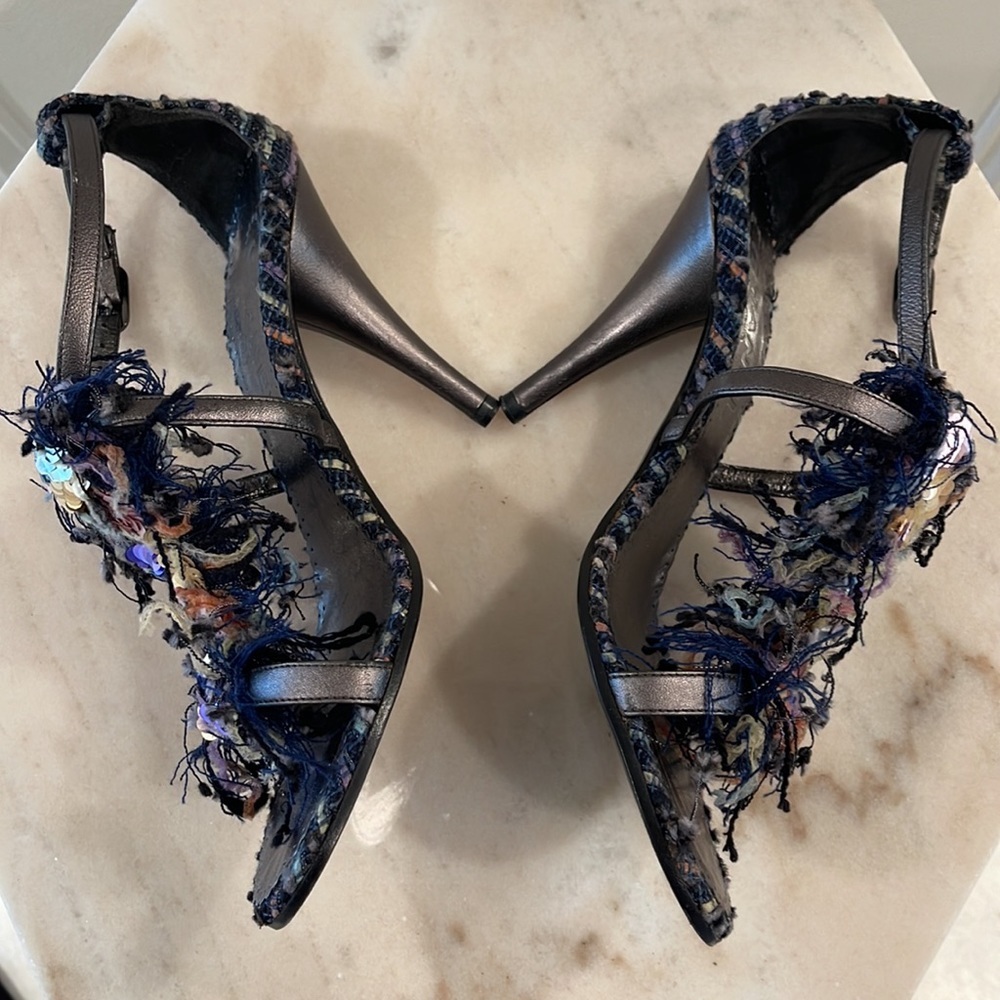 Chanel Rare Navy tweed and sequins Pewter leather Sandals Heels Size 7 US - Picture 5 of 16